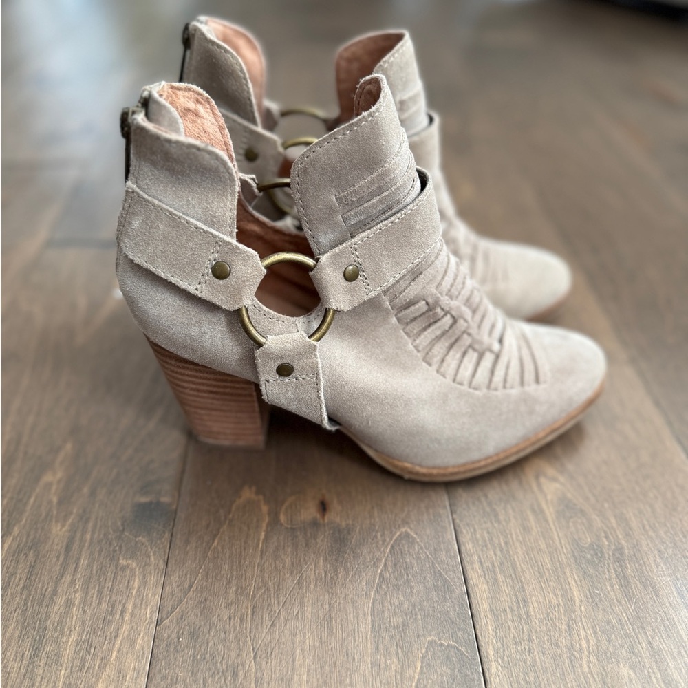 SEYCHELLES Impossible Beige Suede Harness Ankle Heeled Booties Size 7.5 Women’s